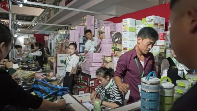 Người tham gia các gian hàng ở Hội chợ Thương mại Quốc tế Mùa thu, tháng Chín 2017.
