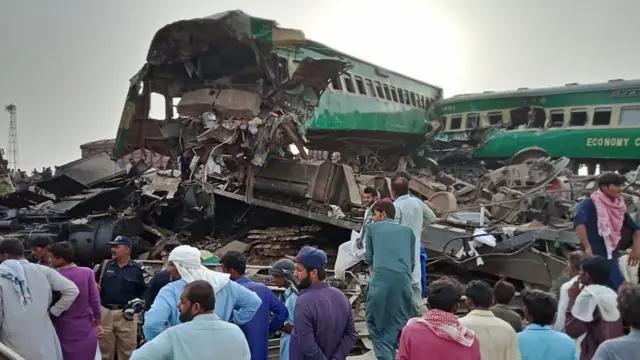پاکستان کې د اورګاډو سفر خوندي نه بلل کېږي.