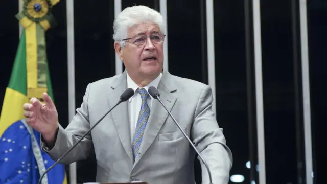 Senador Roberto Requião discursa na tribuna do Senado