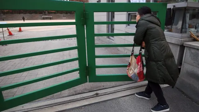 Madre esperando a su hija