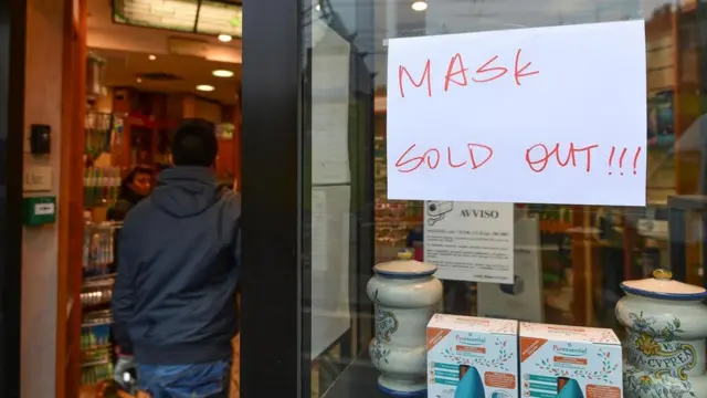 الشراء بدافع الخوف قد يؤدي إلى نفاد مخزون السلع التي يحتاجها العاملون بالرعاية الطبية