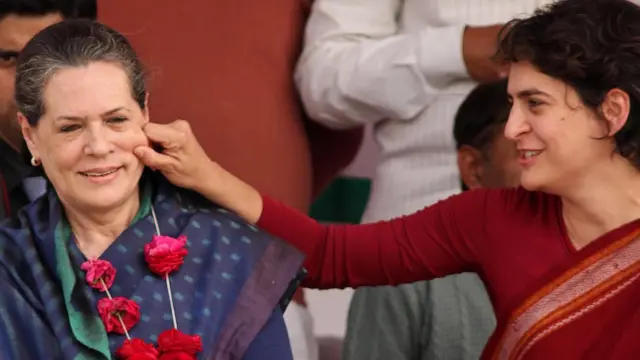 प्रियंका गांधी आणि सोनिया गांधी