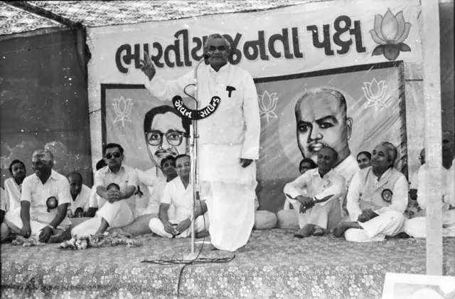 1984માં ભાજપના રાષ્ટ્રીય સ્તરના અધિવેશનમાં અટલ બિહારી વાજપેયી સાથે મંચ પર કેશુભાઈ પટેલ