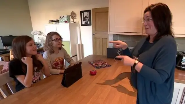 ਸੰਕੇਤ ਲਿਪੀ ਦੁਭਾਸ਼ੀਏ