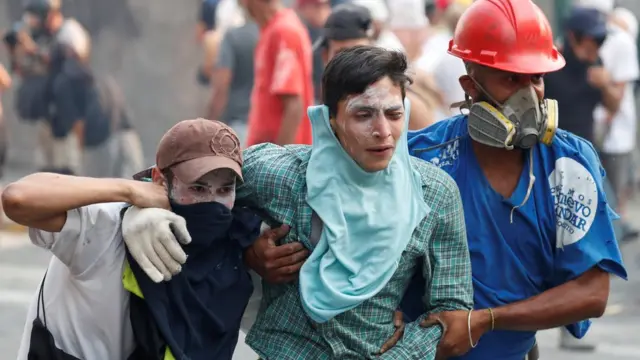 一些示威者受傷。