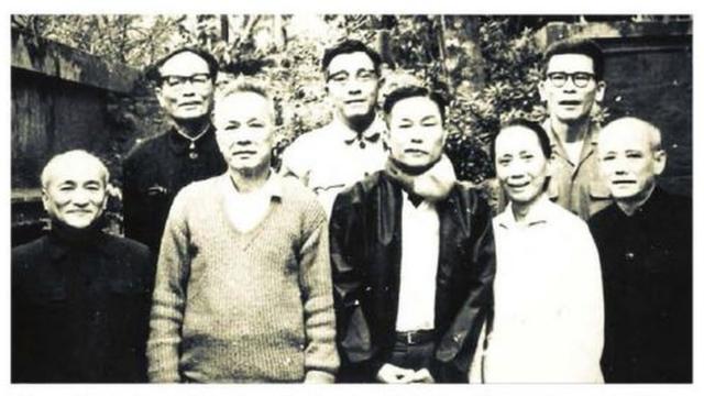 Ông Trần Bạch Đằng và cán bộ miền Nam tập kết ra Bắc năm 1970, hình tư liệu từ sách Đồng chí Trần Bạch Đằng, Người cộng sản kiên trung