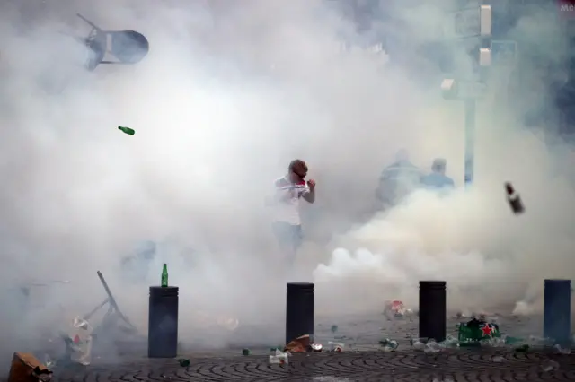 Aficionados ingleses se enfrentaron a la policía