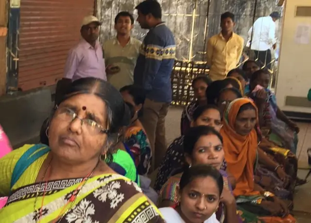 दोपहर के 1 बजे इस एटीएम के सामने कुछ ऐसा नज़ारा था