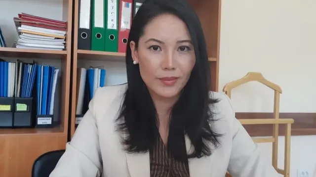 Л. Мамытова: Балким, ырчы болсом, бул мен үчүн жакшы болмоктур. Аткени өзүңүздөр билесиздер чет өлкөлөрдө атайын акча менен ушундай пиарларды уюштуруп, даңазалап, акча тапкан мисалдар бар.