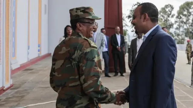 ጀነራል ሰዓረ መኮነን ምስ ቐዳማይ ሚኒስትር ኣብዪ ኣሕመድ፡ 24 ሚያዚያ 2011