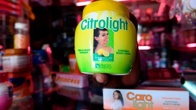 Un vendeur de produits cosmétiques exhibe des produits utilisés pour éclaircir la peau dans sa boutique de Nairobi.