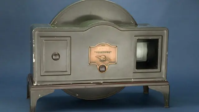 লগি বেয়ার্ডের উদ্ভাবিত এই প্রথম টেলিভিশন বিক্রি হয়েছিল কয়েক হাজার