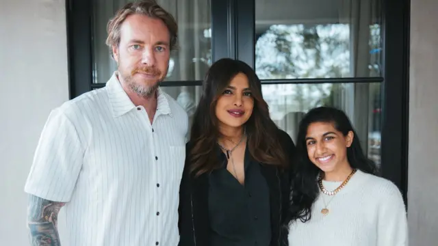 ఆర్మ్‌చైర్ ఎక్స్‌పర్ట్ బృందంతో ప్రియాంక చోప్రా