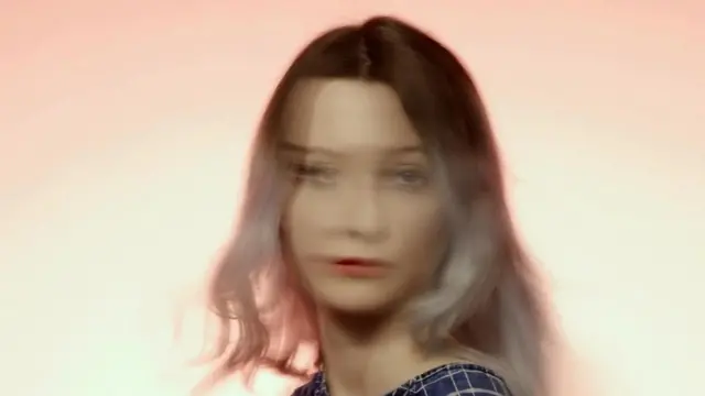 La imagen de una mujer fuera de foco