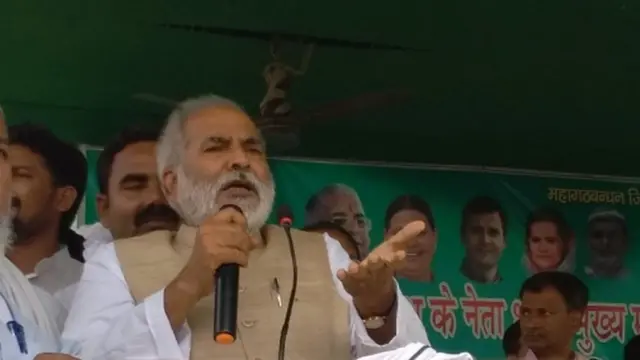 रघुवंश प्रसाद रैली को संबोधित करते हुए