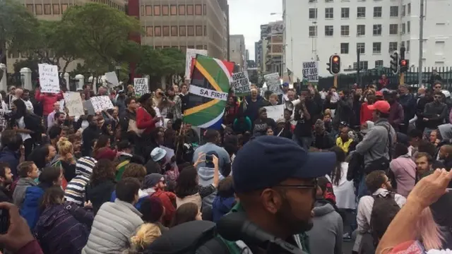 Des manifestants mobilisés pour protester contre le limogeage du ministre des finances et son adjoint