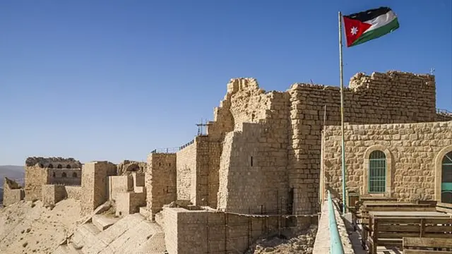 قلعه تاریخی شهر کرک در اردن یکی از جاذبههای اصلی گردشگری در این شهر است