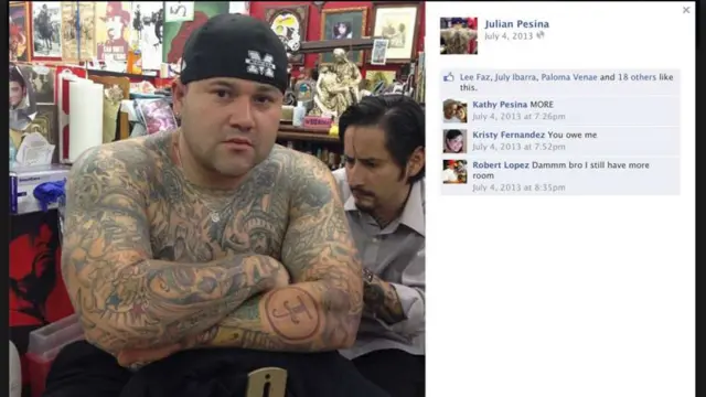 Julian Pesina tatuándose