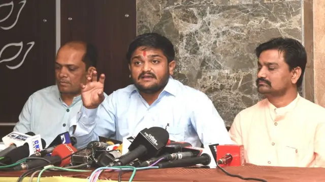 હાર્દિક પટેલનો પ્રેસ કૉન્ફરન્સ દરમિયાનનો ફોટો