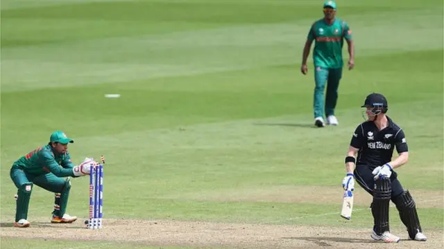 জিমি নিশামকে স্ট্যাম্পড করে বিদায় জানাচ্ছেন মুশফিকুর রহিম