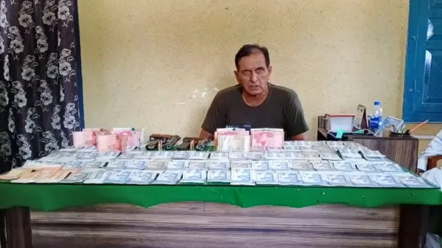 የአከባቢው ፖሊስ አዛዥ ፖሊስ በኤግዚቢት ከያዘው ገንዘብ ጋር