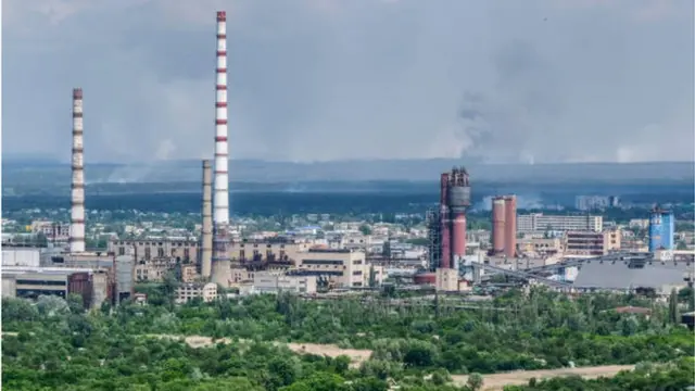 المنطقة الصناعية من مدينة "سيفيرودونيتسك" التي يتركز فيها القتال حالياً.