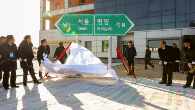 '동·서해선 남북 철도·도로 연결 및 현대화 착공식'에서 열린 서울-평양 표지판 제막식