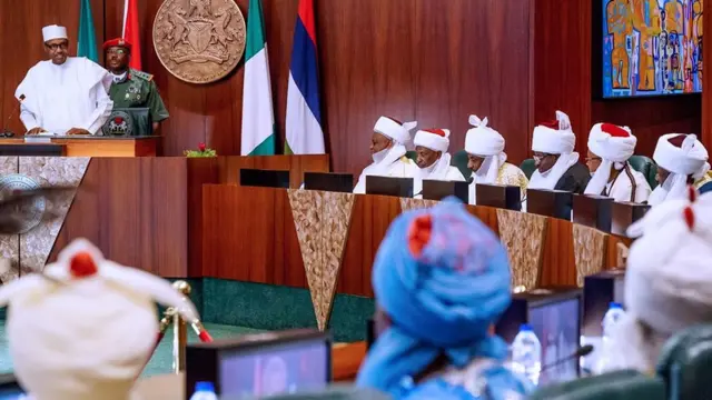 Shugaba Buhari tare da manyan sarakunan na Arewa a tattaunawar tasu domin shawo kan matsalolin tsaro a yankin