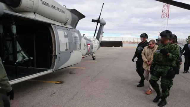 El Chapo antes de subir a un helicóptero