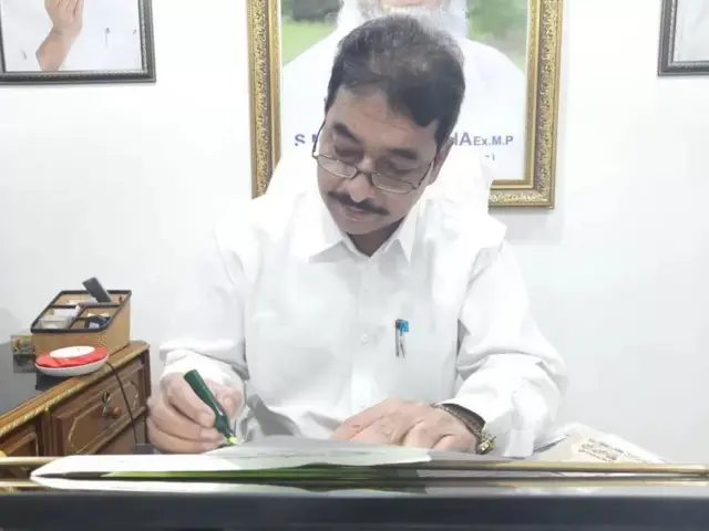 गुंटूरचे माजी आमदार आणि या टॉवरचे संस्थापक SM लालजन बाशा यांचे नातू हे जियाउद्दीन आहेत.