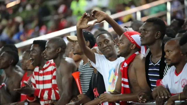 Wengine walikuwa wametekwa na shughuli iliyokua uwanjani lakini shabiki huyo alipata wasaa wa kuonesha wapiga picha wetu upendo wake kwa timu yake.