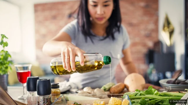 Une femme verse de l'huile