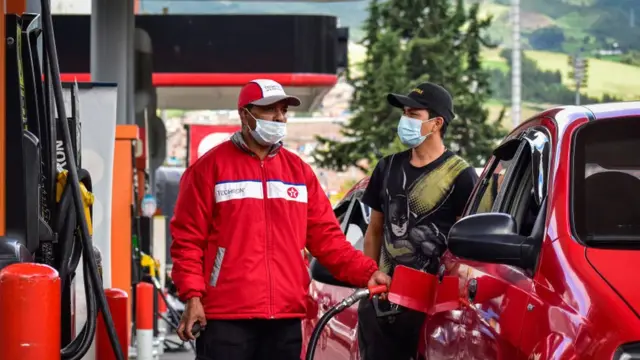 Personas en gasolinera en Colombia