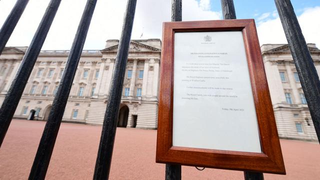 Anuncio de la muerte del príncipe Felipe a las afueras del palacio de Buckingham