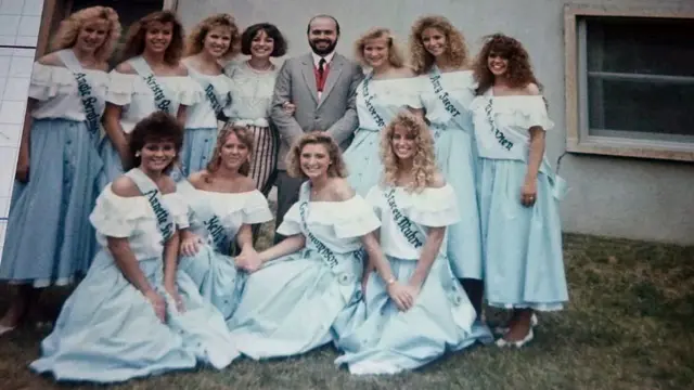 Mis padres junto a las candidatas a reina 1985.