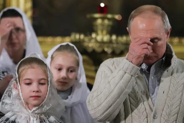 خلال مشاركة بوتين بقداس عيد الميلاد عام 2020 في كاتدرائية التجلي في سانت بطرسبرغ