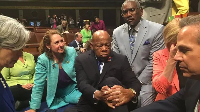 Джон Льюїс у червні 2016 року розпочав сидячий страйк в Конгресі, вимагаючи ухвалення закону про контроль за продажем зброї в США