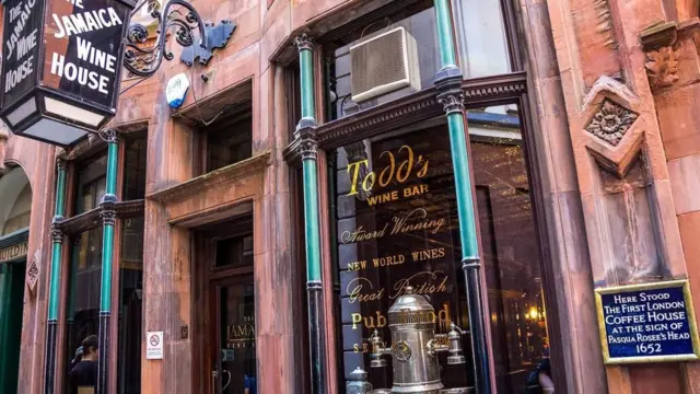 من السهل ألا يلاحظ المرء اللافتة الصغيرة التي تؤرخ لوصول المشروب الذي غيّر إنجلترا للأبد