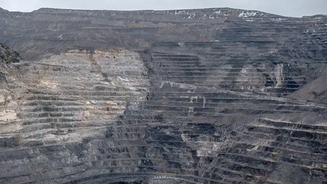 Una mina de tajo abierto en España, donde las capas de las que se ha extraído el mineral han dejado un paisaje formado por montañas de escalones