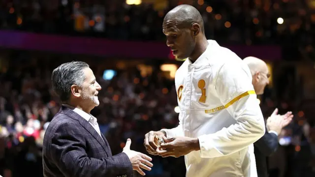 Dan Gilbert premia al jugador de los Cleveland Cavaliers, James Jones.