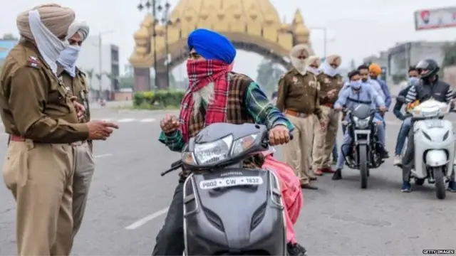 ਰਿਪੋਰਟਾਂ ਮੁਤਾਬਕ ਲੋਕ ਮਹਾਂਮਾਰੀ ਨੂੰ ਗੰਭੀਰਤਾ ਨਾਲ ਨਹੀਂ ਲੈ ਰਹੇ ਅਤੇ ਕਰਫਿਊ ਉਲੰਘਣਾ ਕਰਨ ਦੇ ਮਾਮਲੇ ਸਾਹਮਣੇ ਆਉਂਦੇ ਰਹਿੰਦੇ ਹਨ