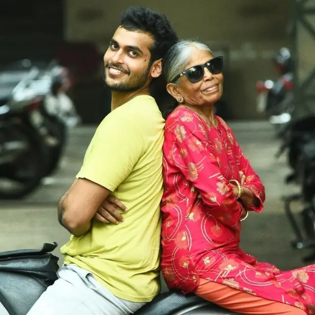 இன்ஸ்டாவில் கலக்கும் பாட்டியும் பேரனும்