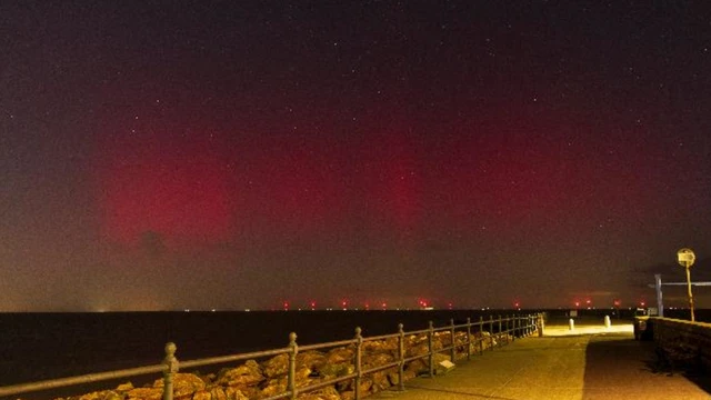 Cahaya cantik ini jarang terlihat di Kent, Inggris bagian selatan. Aurora borealis terlihat dari langit malam Teluk Herne, Kent.