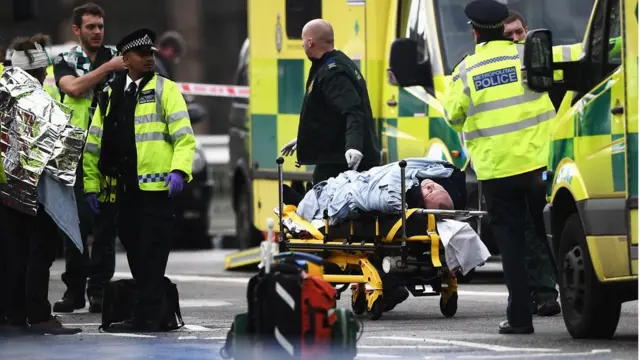 伤者被送往医院抢救。