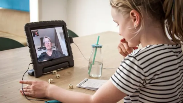 Niña hablando con su abuela por internet