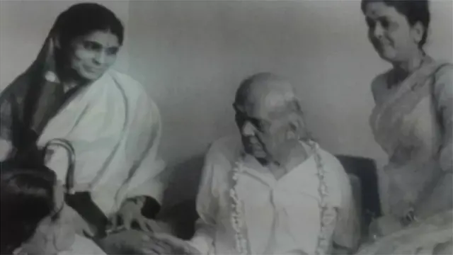 বার্ধক্যে স্থবির কবি।