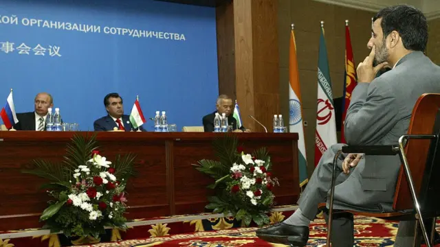 عضویت در سازمان همکاری‌های شانگهای برای سیاست خارجی شرق‌گرای محمود احمدی‌نژاد اهمیت بسیار زیادی داشت. اما این سازمان در آن زمان حاضر نشد ایران را به عضویت بپذیرد