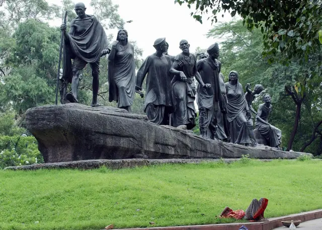 مجسمه‌ راهپیمایی نمک
