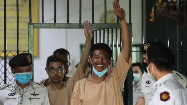 จตุภัทร์ บุญภัทรรักษา ปิยรัฐ จงเทพ และภาณุพงศ์ จาดนอก ชูสามนิ้วขณะเดินทางออกจากศาลอาญา หลังเข้าไต่สวนกรณี การร้องขอศาลให้ย้ายการคุมขังทั้งสามที่เรือนจำพิเศษธนบุรี มาควบคุมตัวที่เรือนจำพิเศษกรุงเทพ ที่ศาลอาญารัชดา เมื่อวันที่ 11 มี.ค.