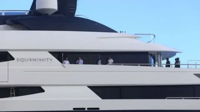 Equanimity antara lain memiliki sembilan kapan tidur, landasan helikopter, pusat kebugaran, dan ruang khusus untuk spa.